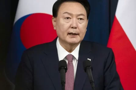 "South Korean president arrest warrant"